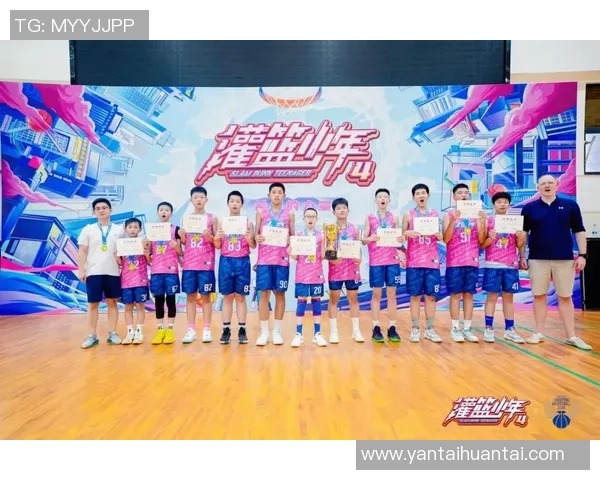 小男孩热爱篮球运动的成长故事与梦想追逐之旅